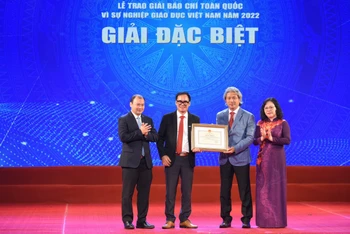 Đồng chí Lê Hải Bình, Ủy viên dự khuyết Trung ương Đảng, Phó Trưởng Ban Tuyên giáo Trung ương và Thứ trưởng Giáo dục và Đào tạo Ngô Thị Minh trao giải Đặc biệt.