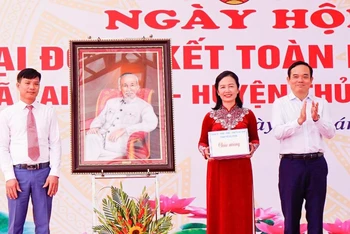 Đồng chí Trần Lưu Quang, Bí thư Thành ủy Hải Phòng, trao quà tặng cán bộ và nhân dân xã Lại Xuân.