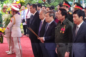 Lãnh đạo tỉnh Quảng Bình và các đại biểu dâng hương viếng các Anh hùng liệt sĩ.