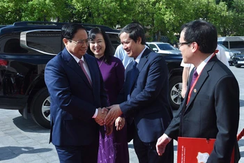 Thủ tướng Phạm Minh Chính với các đại biểu tham dự hội nghị.