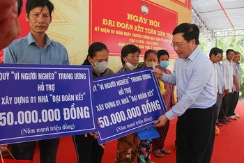 Phó Thủ tướng Thường trực Chính phủ trao hỗ trợ nhà Đại đoàn kết cho hộ nghèo, khó khăn về nhà ở.