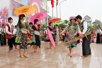 Biểu diễn múa khèn dân tộc Mông tại các ngày hội lớn.