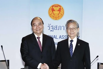 Chủ tịch nước Nguyễn Xuân Phúc gặp Chủ tịch Quốc hội Thái Lan Chuan Leekpai. (Ảnh: Thống Nhất/TTXVN)