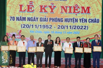 Chủ tịch Ủy ban Nhân dân tỉnh Sơn La tặng Bằng khen cho các tập thể, cá nhân. 