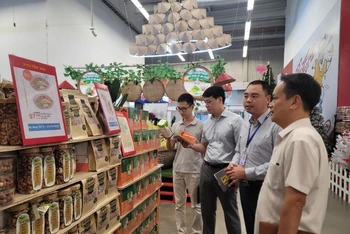 Ban Tổ chức đi kiểm tra việc tổ chức chương trình Tháng Khuyến mại Hà Nội tại các doanh nghiệp.