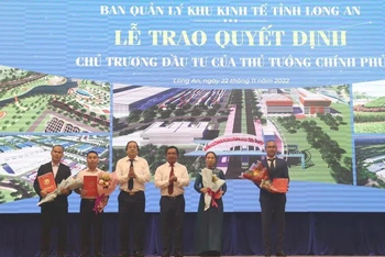 Lãnh đạo tỉnh Long An trao Quyết định chủ trương đầu tư của Thủ tướng Chính phủ cho 4 dự án khu công nghiệp mới.