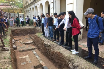 Các nhà khoa học thảo luận về kết quả khảo cổ học Hoàng thành thăng Long 2022.