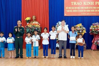 Tại buổi trao kinh phí hỗ trợ cho các em học sinh. 