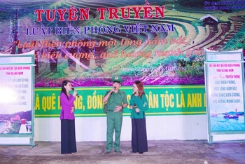 Đội Tuyên truyền văn hóa của Bộ đội Biên phòng Quảng Nam biểu diễn văn nghệ phục vụ người dân ở khu vực biên giới. 
