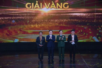 Các đồng chí Phan Văn Giang và Nguyễn Trọng Nghĩa trao giải Vàng cho các tác giả.