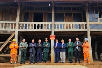 Ngôi nhà nghĩa tình đồng đội được trao cho cựu chiến binh Quàng Văn Lả, bản Cun, xã Chiềng Lao. 