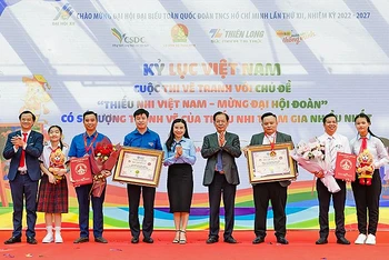 Đại diện Hội đồng Đội Trung ương, Tập đoàn Thiên Long đón nhận kỷ lục Việt Nam về “Cuộc thi có số lượng tranh vẽ của thiếu nhi tham gia nhiều nhất”.