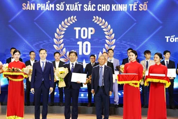Ông Thái Thành Nam - Giám đốc Trung tâm Sản xuất thiết bị đo điện tử Điện lực miền Trung nhận giải thưởng top 10 sản phẩm kinh tế số.