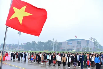 142 em học sinh, sinh viên, thanh niên DTTS xuất sắc, tiêu biểu đến từ 47 tỉnh, thành phố dự lễ Báo công, vào Lăng viếng Chủ tịch Hồ Chí Minh