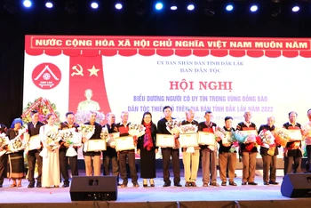 Lãnh đạo Ban Dân tộc tỉnh Đắk Lắk trao tặng Giấy khen cho 100 người có uy tín tiêu biểu trong vùng đồng bào dân tộc thiểu số trên địa bàn tỉnh đã có thành tích xuất sắc trong công tác tuyên truyền, vận động nhân dân tham gia phát triển kinh tế-xã hội, bảo vệ an ninh trật tự, giữ gìn bản sắc văn hóa và đoàn kết dân tộc năm 2022.