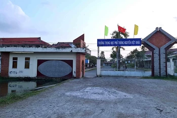 Khu vực ngoài cổng Trường Trung học phổ thông Nguyễn Việt Khái, nơi xảy ra vụ học sinh đánh nhau nhập viện vào trưa 12/12. 