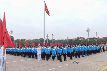 980 đại biểu Đại hội Đoàn toàn quốc lần thứ XII làm lễ báo công và vào Lăng viếng Chủ tịch Hồ Chí Minh.