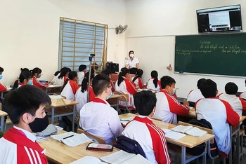 Giờ học kết hợp hình thức trực tiếp và trực tuyến tại Trường Trung học cơ sở-Trung học phổ thông Liên Việt Kon Tum.