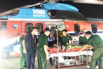 Trực thăng chở bệnh nhân từ đảo Sinh Tồn, tỉnh Khánh Hòa hạ cánh tại Bệnh viện Quân y 175.