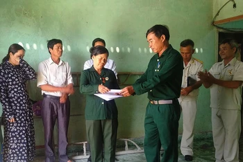 Trao tiền hỗ trợ xóa nhà tạm cho cựu chiến binh Lê Thị Hưởng, thôn Đắk Lợi, xã Đắk Ngọk.