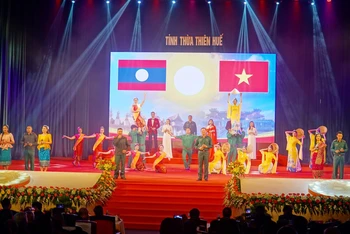 Tiết mục biểu diễn văn nghệ chào mừng buổi gặp mặt nhân kỷ niệm thiết lập quan hệ ngoại giao Việt Nam-Lào.