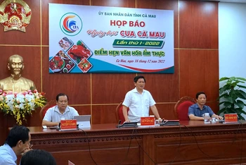 Phó Chủ tịch Ủy ban nhân dân tỉnh Cà Mau Lê Văn Sử (đứng) cung cấp thông tin tại buổi họp báo vào chiều 16/12.