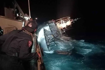 Tàu HTMS Sukhothai bị nghiêng trước khi chìm xuống Vịnh Thái Lan ngày 18/12 (Nguồn: Hải quân Hoàng gia Thái Lan)