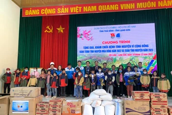 Tổng số quà trao tặng cho trẻ em, người dân vùng cao tỉnh Lạng Sơn trị giá 250 triệu đồng.