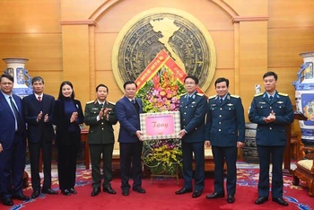 Bí thư Thành ủy Hà Nội Đinh Tiến Dũng tặng quà cán bộ, chiến sĩ Bộ Tư lệnh Quân chủng Phòng không - Không quân.
