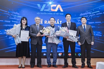 Hội Truyền thông số Việt Nam trao Quyết định thành lập Câu lạc bộ Liên minh sáng tạo nội dung số Việt Nam.