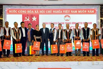 Chủ tịch Ủy ban Trung ương Mặt trận Tổ quốc Việt Nam Đỗ Văn Chiến tặng quà cho các đại biểu dự hội nghị. 