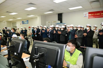 Đoàn công tác của Uỷ ban làm việc tại Nhà máy Nhiệt điện Thái Bình (Ảnh Minh Tâm)