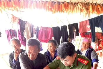 Công an xã Khau Mang xuống bản Háng Đề Đài làm căn cước công dân đối với người già yếu. 