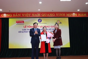 Trao giải A cho tác giả Lê Thị Thu Thanh.