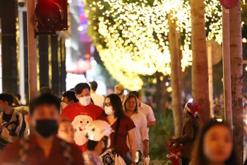 Nhiều người dân xuống đường chào đón Noel tại các quận trung tâm thành phố.