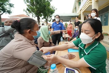 Bác sĩ tại các bệnh viện ở Thành phố Hồ Chí Minh khám bệnh cho bà con có hoàn cảnh khó khăn huyện Đức Hòa, tỉnh Long An.