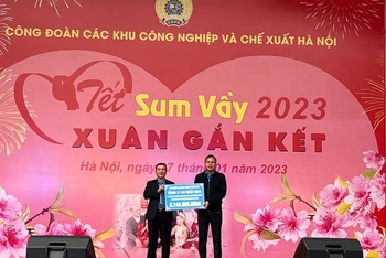 Chủ tịch Liên đoàn Lao động thành phố Hà Nội Phạm Quang Thanh trao biển tượng trưng tặng 2.140 suất quà tới đoàn viên, người lao động KCN-CX Hà Nội.