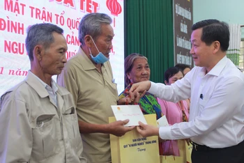 Phó Thủ tướng Chính phủ Lê Minh Khái trao quà cho người nghèo huyện Bến Lức, Long An.