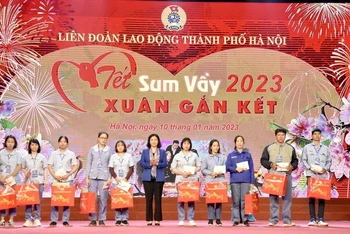 Phó Bí thư Thường trực Thành ủy Nguyễn Thị Tuyến trao quà và vé xe về quê đón Tết cho công nhân lao động.