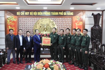 Đồng chí Nguyễn Văn Quảng tặng quà và chúc tết cán bộ, chiến sĩ Biên phòng Đà Nẵng
