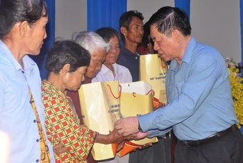 Đồng chí Nguyễn Trọng Nghĩa trao quà cho gia đình chính sách, hộ nghèo tại huyện Tân Phú Đông (Tiền Giang).
