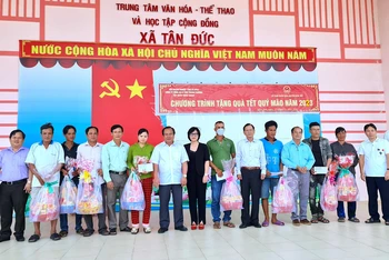 Thêm 360 phần quà Tết Quý Mão 2023 được lãnh đạo tỉnh Cà Mau trao tận tay hộ dân hoàn cảnh khó khăn huyện Đầm Dơi. 