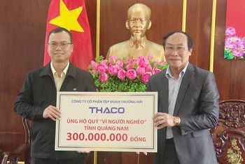 Đại diện THACO trao biểu trưng 300 triệu đồng tặng Quỹ “Vì người nghèo” tỉnh Quảng Nam.
