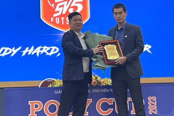 Đại diện FPT Play trao kỷ niệm chương Liên đoàn Bóng đá Hà Nội.
