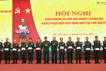 Trung tướng Đỗ Văn Thiện và Thiếu tướng Nguyễn Hùng Thắng trao quà động viên các thành viên Đội Quân y trước lúc lên đường làm nhiệm vụ.