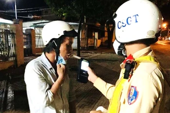Lực lượng Cảnh sát giao thông, Công an thị xã Buon Hồ, tỉnh Đắk Lắk kiểm tra nồng độ cồn các trường hợp tham gia điều khiển phương tiện giao thông.