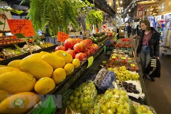Người dân mua thực phẩm tại một khu chợ ở Toronto, Canada. (Ảnh: THX/TTXVN)