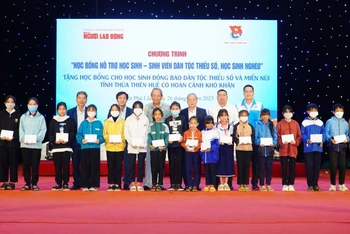 Nguyên Phó Thủ tướng Thường trực Chính phủ Trương Hòa Bình cùng các đồng chí lãnh đạo trao các phần quà cho các em học sinh nghèo.