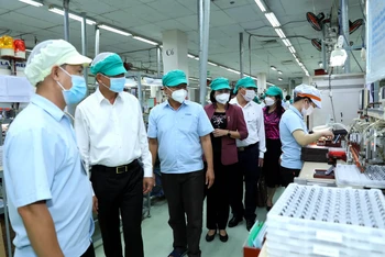 Lãnh đạo tỉnh Đồng Nai kiểm tra tại một nhà máy ở khu công nghiệp Biên Hòa 2.