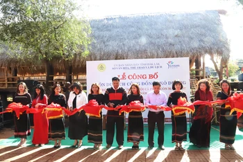 Lãnh đạo Ủy ban nhân dân tỉnh Đắk Lắk, Sở Văn hóa-Thể thao và Du lịch cùng các đại biểu cắt băng công bố Buôn du lịch cộng đồng Akŏ Dhông.